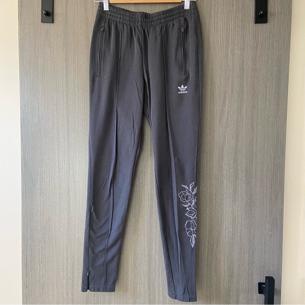 Adidas Gray Embroidered Flower Size XS Pants With Pockets